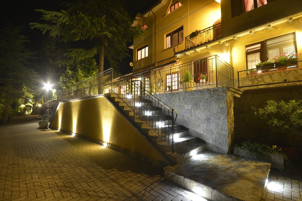 Hotel Pineta Ristorante Country House In Fabriano Campodonico  Kültér fotó
