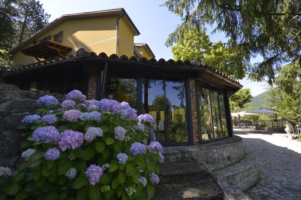 Hotel Pineta Ristorante Country House In Fabriano Campodonico  Kültér fotó